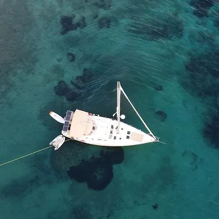 Sailboat In 船屋 *