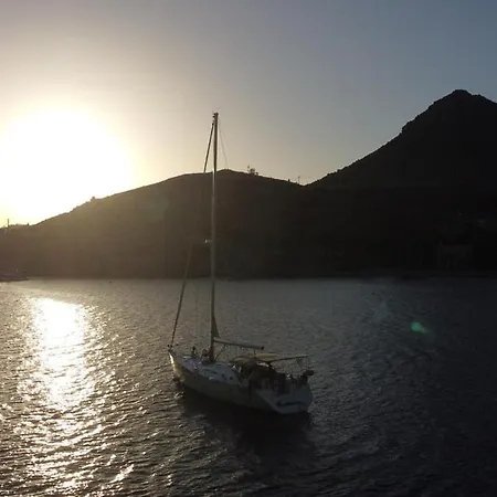 船屋 Sailboat In 博德鲁姆