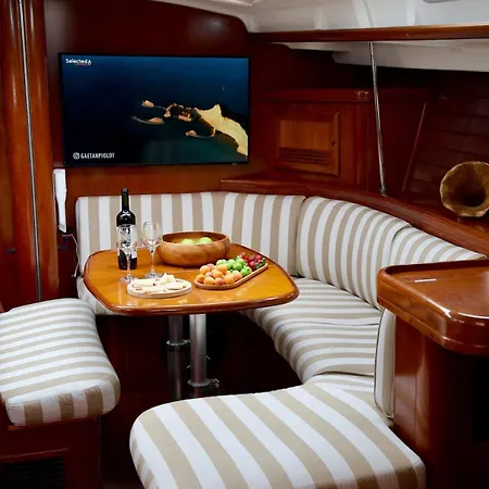 Sailboat In 船屋 *