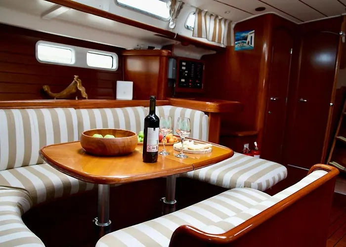 Sailboat In 博德鲁姆