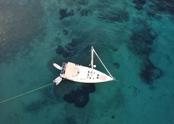 Sailboat In Bateau-hôtel *