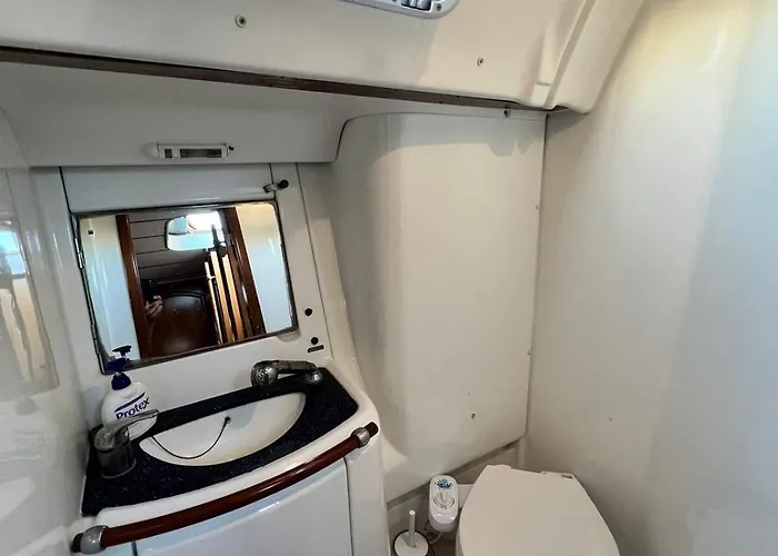 Bateau-hôtel Sailboat In