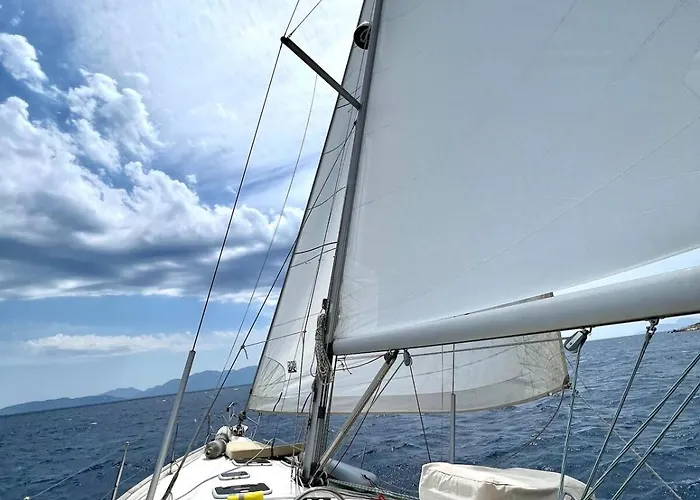 Sailboat In Bateau-hôtel *
