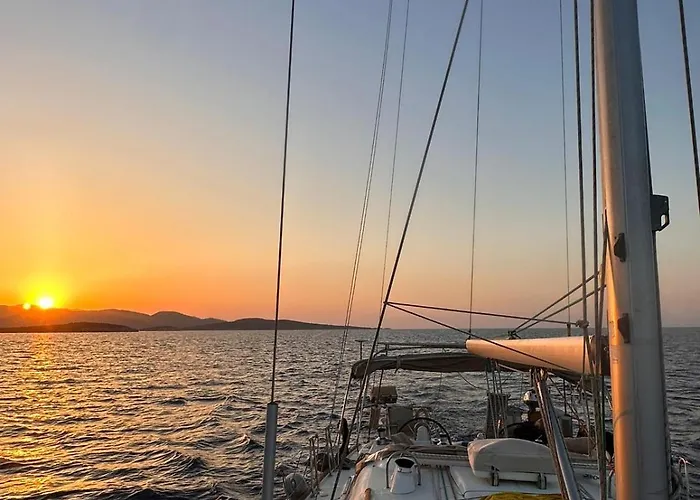 Bateau-hôtel Sailboat In