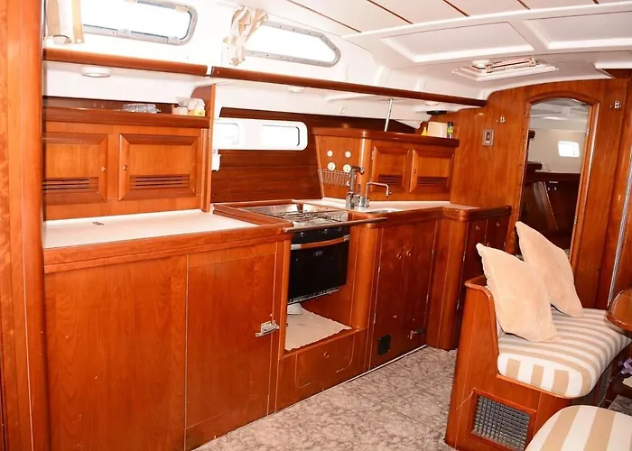 Bateau-hôtel Sailboat In